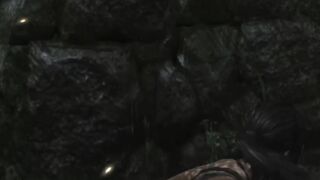 Lara, while escaping from enemies, stealthily makes her way through the jungle, concealing herself.