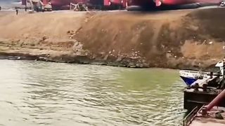 THIS IS HOW TO LOWER THE SHIP FROM LAND TO THE OCEAN