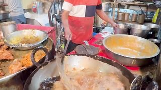 Ce cuisiner arrive à mettre sa main dans de l'huile chaude sans se faire mal.