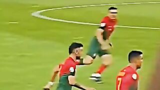شاهد رونالدو كيف يتلاعب في الدفاع ????????