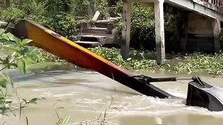 Excavator berenang