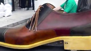 A big Chinese slippers arrived at the parking lot, funny video!