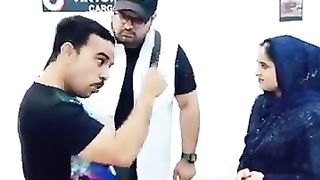Kuch Paisun Ki Khatir Larki Say Larrai