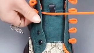 Mengikat tali sepatu