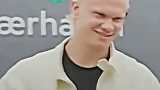 شاهد هالاند كيف يضم شعار اليونايتد عندما لتقط صوره مع هذا الطفل ????????