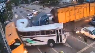 Total IDIOTS VS TRUCKS !
