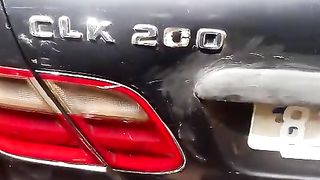 Une voiture su le mâche