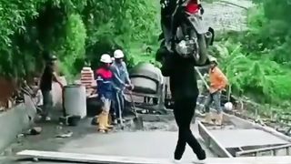 Hiburan orang bawa motor