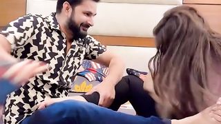 Yaar larki Nain Too Zorsay Mara Beachara