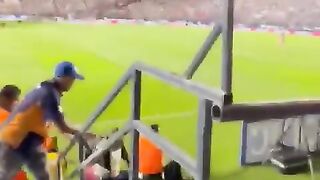 Когда хотел эпично ворваться с трибуны на поле, но всё пошло не по плану????