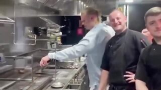 Шеф Холанд готов приготовить тебе твой бургер ????
