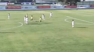 Соперник применил фейр-плей, но молодой талант эпично загубил голевой момент.