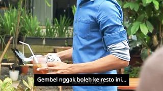 Gembel ini disuru jilat makanan kucing!