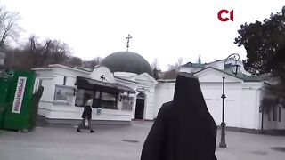 Ось як ведуть себе попи з Лаври з журналістами