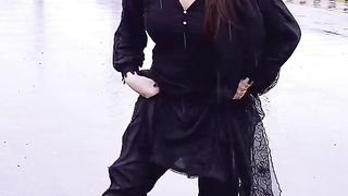 SHAHR KAY SHARBI MARAY PAYCHAY PAYGAY..