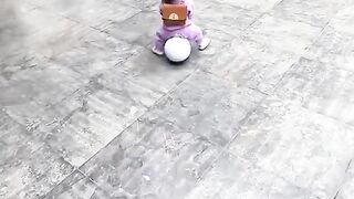 Juste un mignon bébé et ses adorables karts !