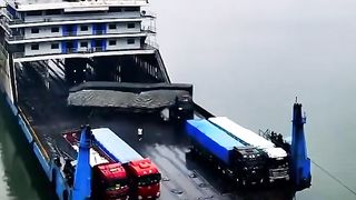 Gros camions en train de charger sur un vaisseau RoRo !