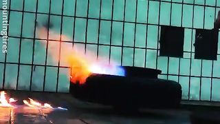 Voici comment les pneus sont montés à l'aide de mini explosions !!!