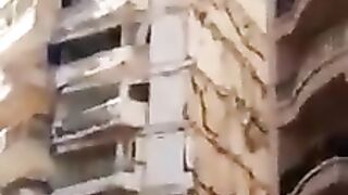 انهيار مبنى سكني مكون من 13 طابقاً في حي سيدى بشرفي محافظة #الإسكندرية ن