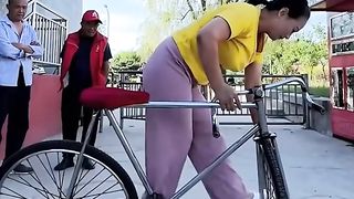 Les acrobates féminines montrent certaines des cascades les plus impressionnantes !