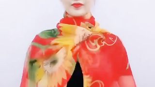 Des idées d'attache d'écharpe pour pimenter votre look ????