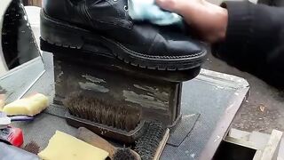Watch this shoe master doing his work perfectly!