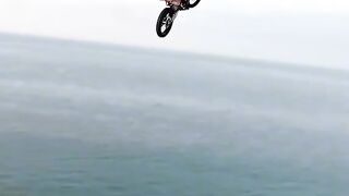 CRAZY MOTORBIKE JUMP