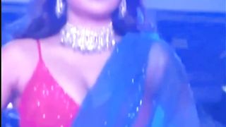 Nidhi agrwal show her cleavage on purposely