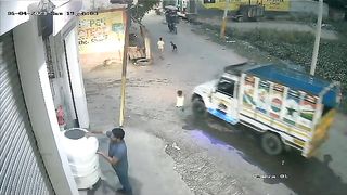 Ihteyat zarori hy kabi b apny bachon ko ekaly bakra dy  k na bhair bahjain