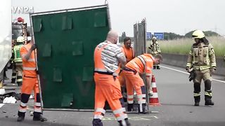 La cabine du chauffeur et pressée contre la zone de  chargement