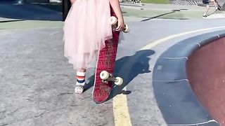 Elle va prendre un grand risque avec son skate-board