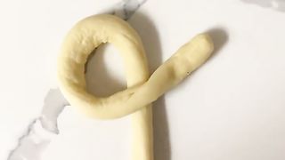 How to shape a flower roll