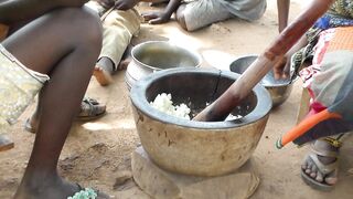 Piler du foutou en Côte d'Ivoire