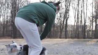 Complicité à l'état pur : Un chien joueur fusionne avec son maître !