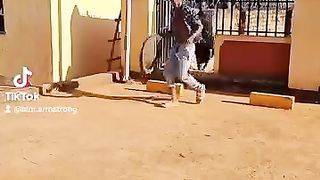 Le danseur se fait voler