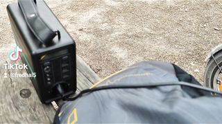 Charger son vélo électrique en pleine nature avec station de charge Solaire.