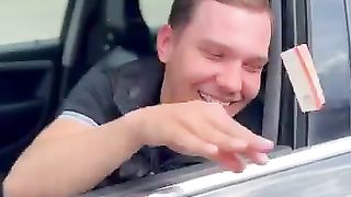 Il jette le clé de la voiture