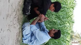 دو بچے زور آزمائ کرتے ہوے