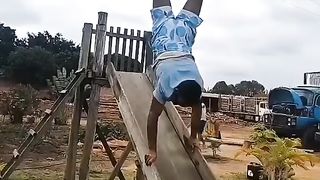 Descendo escurregador de bananeira