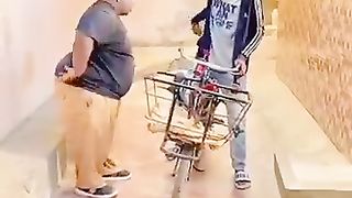Mort de rire le gros veut pédaler le vélo