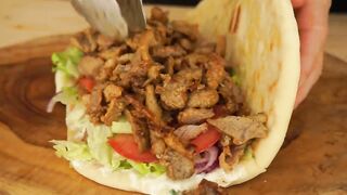 Kebab 100% maison avec viandes mariés pain pita sauce blanche salade tomate oignons