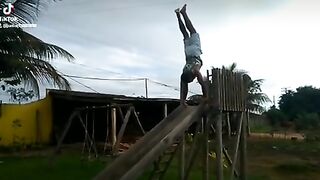 Descendo escorregador de bananeira