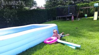 Essayez de ne pas exploser à cette compilation Funny BABIES and KIDS Water Fails 2017