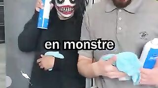 Il ne remarque pas ce qu'il ya à travers cette vitre