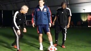 Frappe ozil