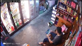 File name Ils ne savaient pas que la caméra de vidéosurveillance les observait(720P_HD).
