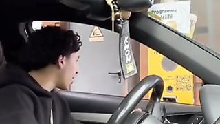 Jeune  talent qui rap au McDo