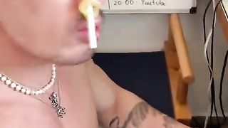 Ela colocou CERA no nariz dele  shorts