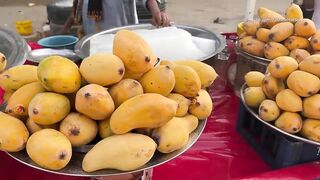 HARD-WORKING OLD MAN MAKING MANGO JUICE ROADSIDE DRINK ICE MANGO MILKSHAKE_KARACHI STREET FOOD.MP4