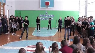 элла с танцем